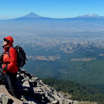 Marion on the way to the 4461 meter high Volcan La Malintzin (named La Malinche by the Spaniards) with Popocatepetl and Iztaccihuatl in the background (both above 5000 meters sea-level)